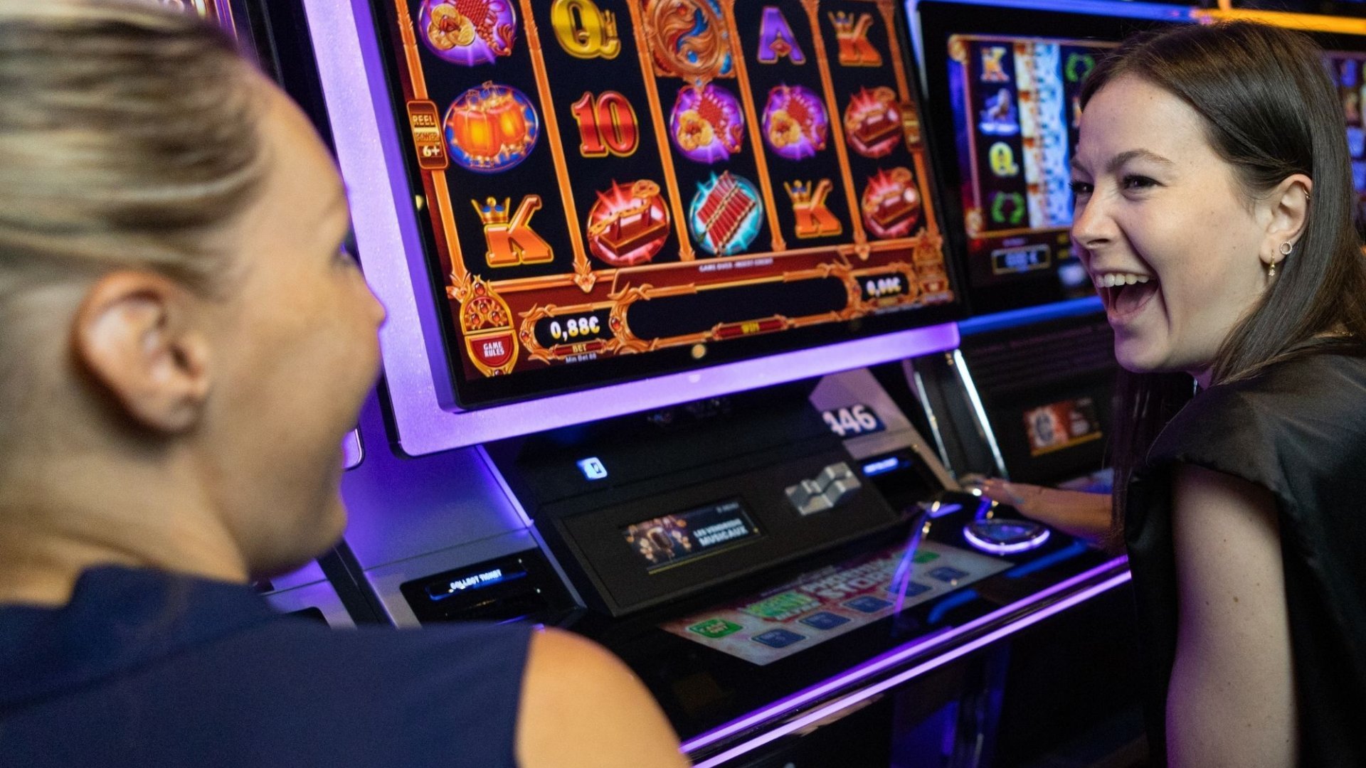 Deux amis profitent d'une session de jeux aux machines à sous du Casino Partouche Lyon Pharaon, créant des moments de divertissement et de plaisir.