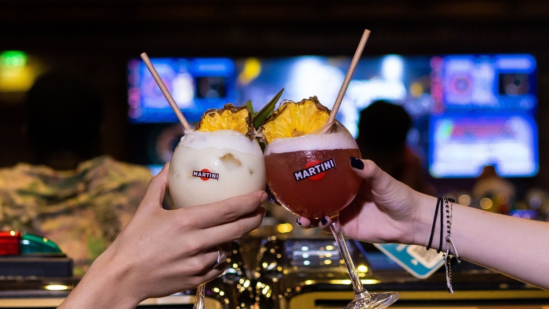 Deux cocktails colorés trinqués dans l'atmosphère conviviale du Casino Partouche Lyon Pharaon, parfaits pour se détendre et profiter de l'ambiance festive.