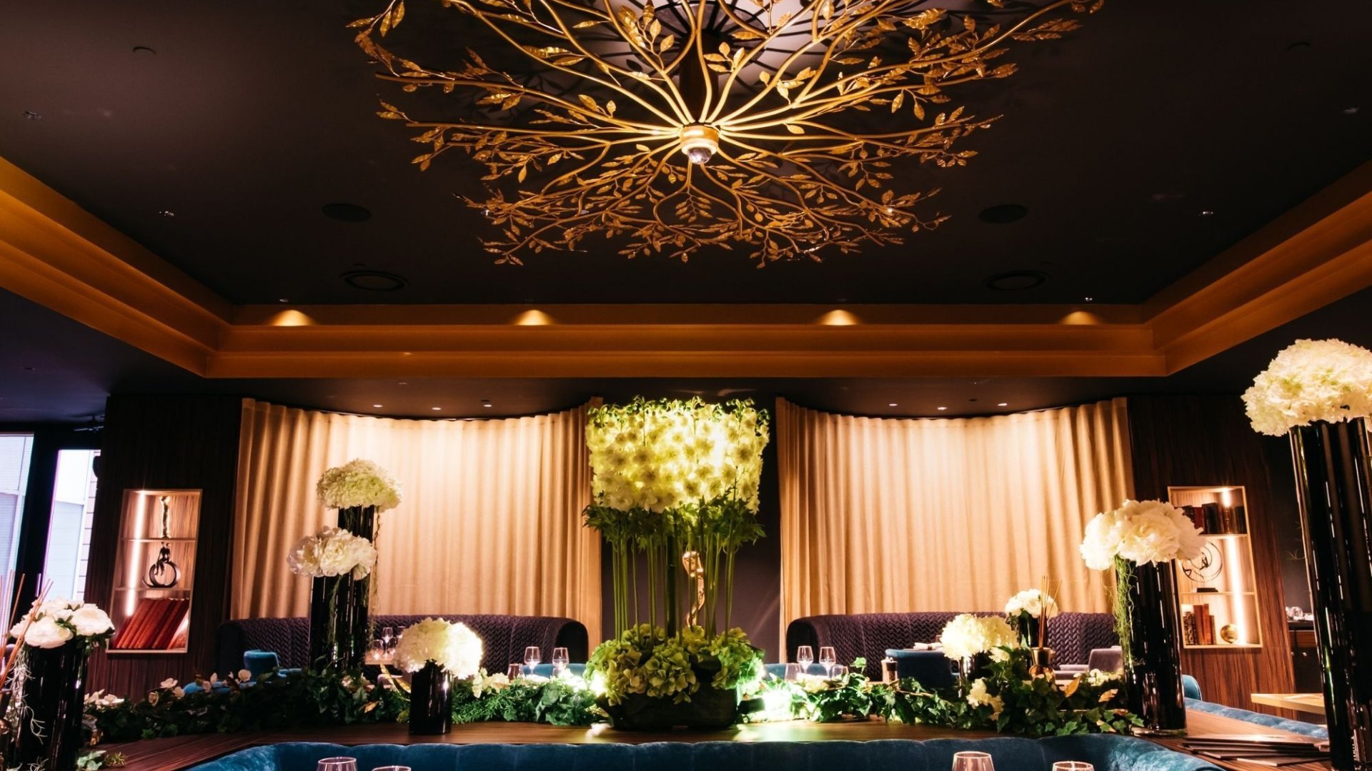 Ambiance élégante et chaleureuse du restaurant L'Acacia au Casino Partouche Lyon Pharaon, avec des canapés en velours bleus et une décoration chic pour un repas raffiné.